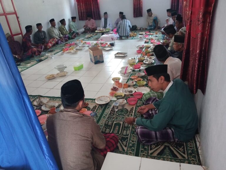 memperingati maulid nabi muhammad saw di kantor balai desa uwemaasi
