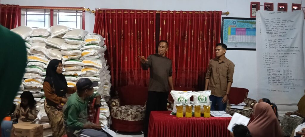 penyaluran bantuan beras dari bulog ke desa uwemaasi