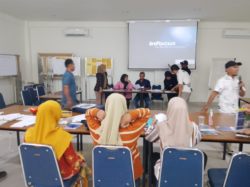 KEPALA DESA UWEMAASI, BENDAHARA DESA UWEMAASI, BESERTA KADUS MENGIKUTI PELATIHAN DI KENDARI YANG DI ADAKAN OLEH YAYASAN IDRAP