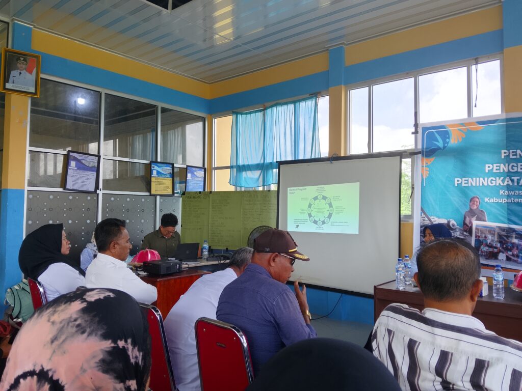 kepala desa uwemaasi beserta sekretaris desa dan salah satu kepala dusun sosialisasi KSP yang di adakan oleh RARE Indonesia yang bertempat di desa kapoa