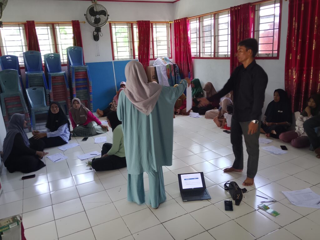 SOSIALISASI KSP PAAP YANG DI ADAKAN RARE INDONESIA DI DESA UWEMAASI