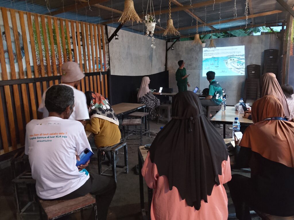 sekretaris desa uwemaasi mempresentasikan materi PAAP Kepada seluruh anggota PAAP Labulengke kecamatan kadatua