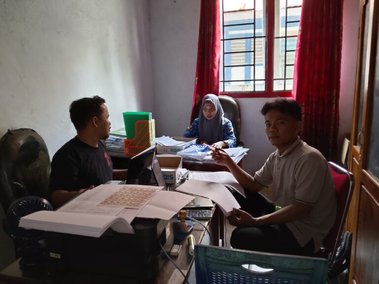 kunjungan perwakilan BKKBN kecamatan kadatua ke kantor desa uwemaasi terkait konsultasi data rumah tunggal