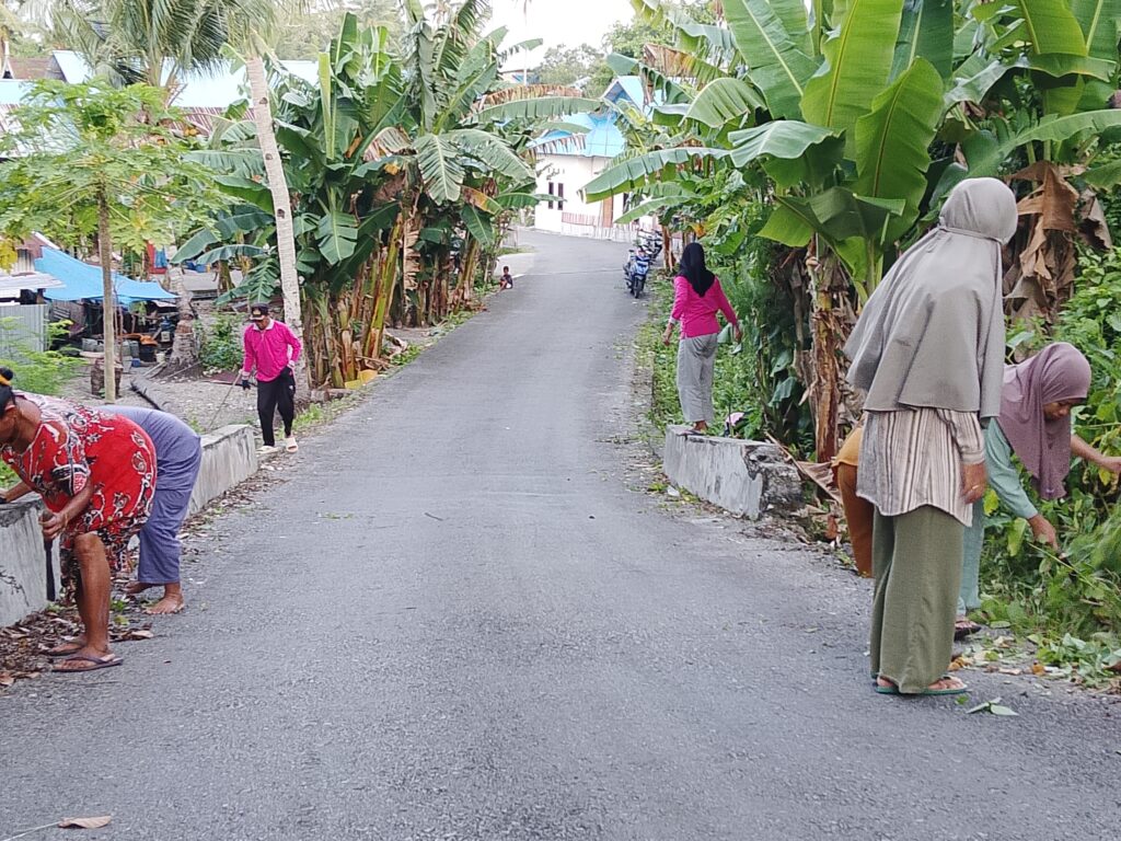 kerja bakti perangkat desa bersama masyarakat desa uwemaasi di dusun mafarali