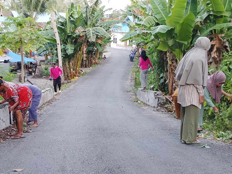 kerja bakti perangkat desa bersama masyarakat desa uwemaasi di dusun mafarali