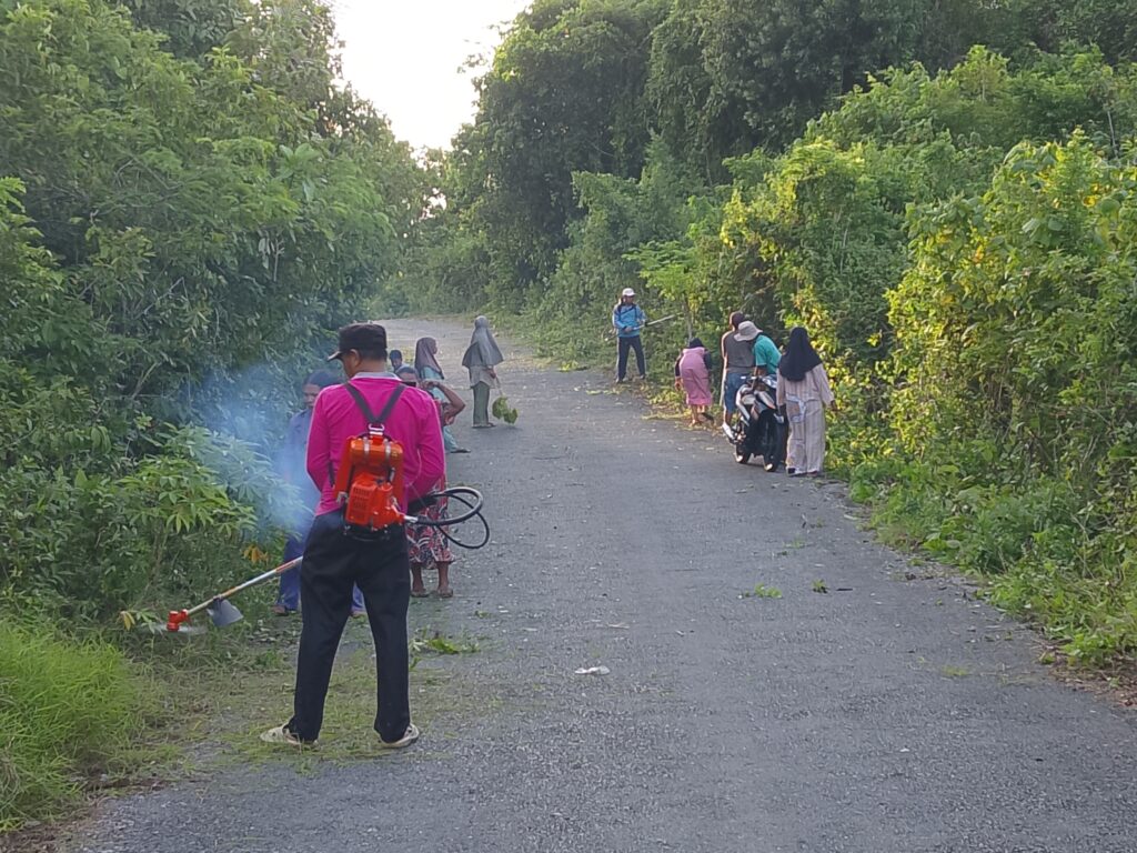 kepala desa uwemaasi bersama perangkat desa melaksanakan kerja bakti di sekitaran jalan wa ode indah