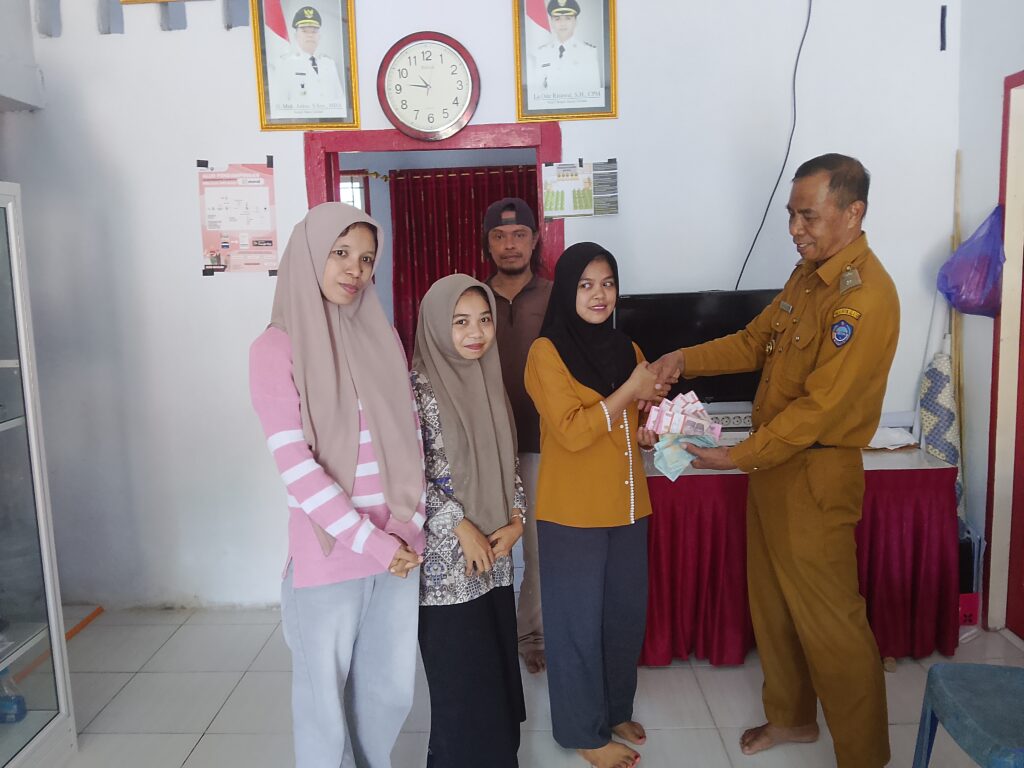 SERAH TERIMA PENYERTAAN MODAL BUMDES KEPADA BUMDES SINAR LAUMBA DESA UWEMAASI